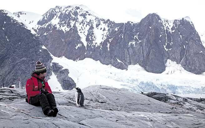 Mano femenina contra  el cambio climático