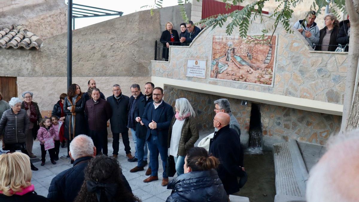 Isabel Casalduero, José Ángel Ponce, Antonio Navarro, Francisco Morales, Diego José Mateos y Pedro Sosa, con vecinos de Coy durante la inauguración del lavadero.