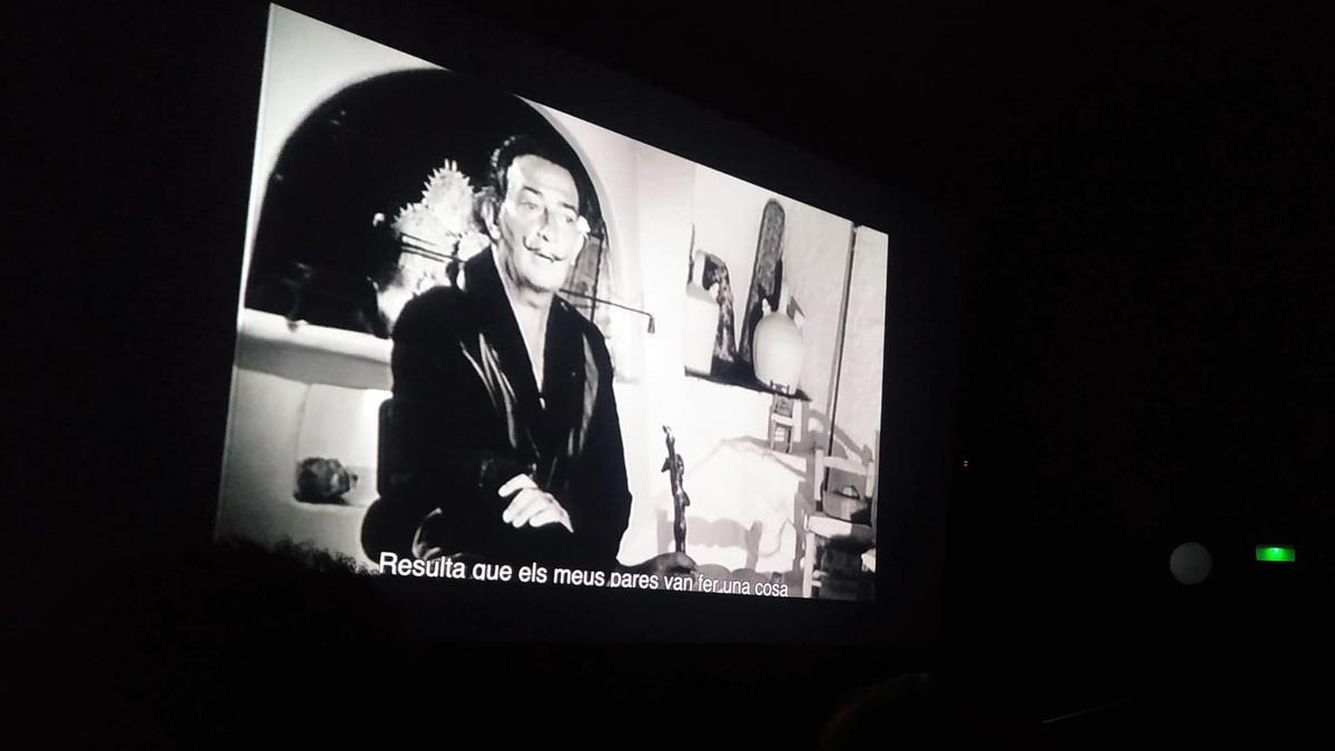 Fotograma de la projecció d&#039;un dels documentals sobre Salvador Dalí