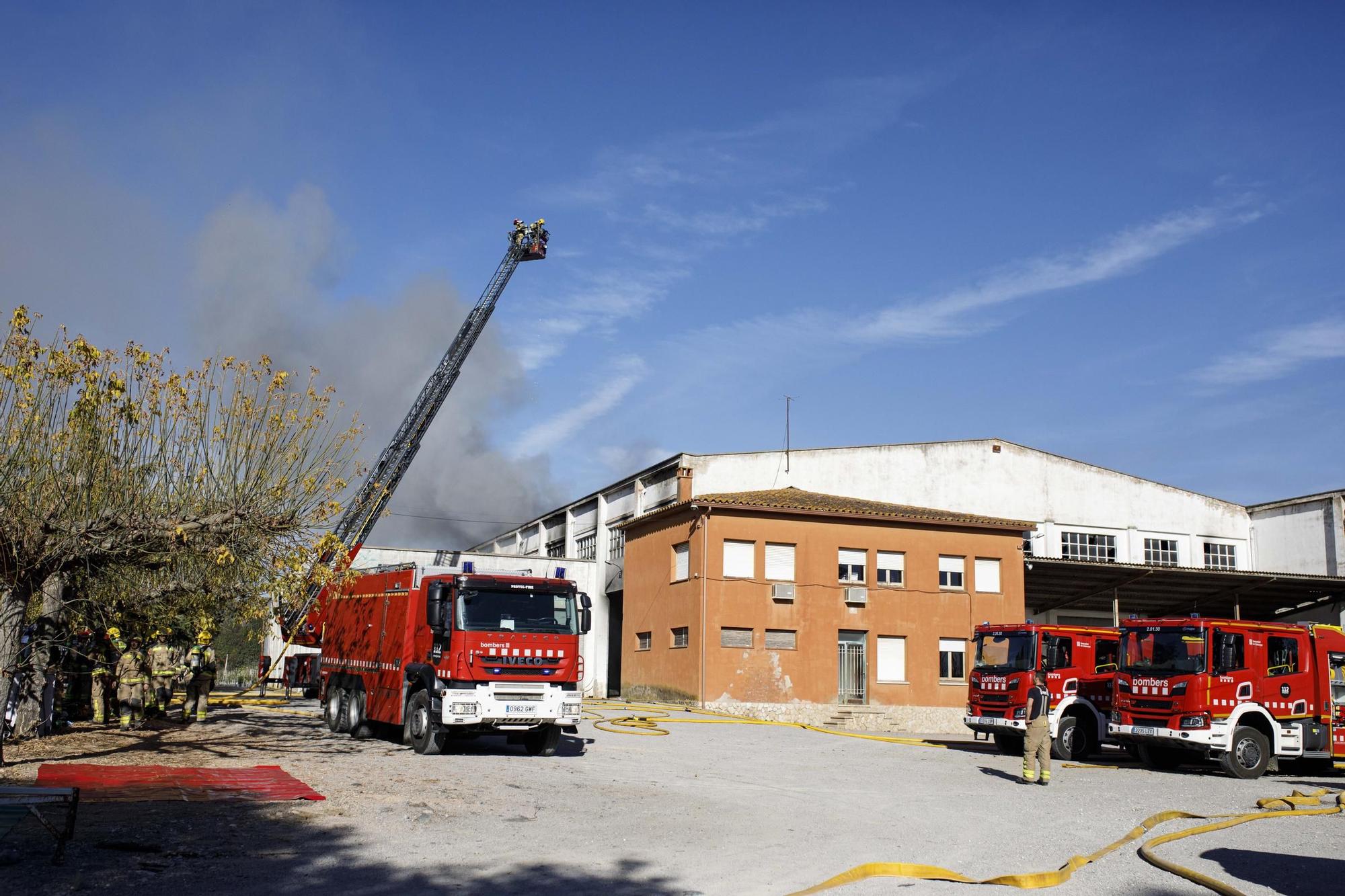 Aparatós incendi en una nau industrial a Vilobí