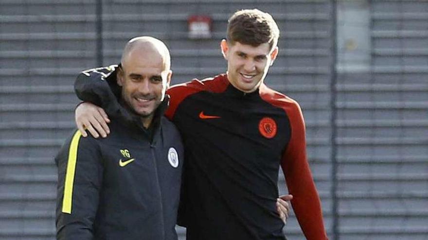 Pep Guardiola y el defensa Stones, ayer en el entrenamiento del Manchester City.