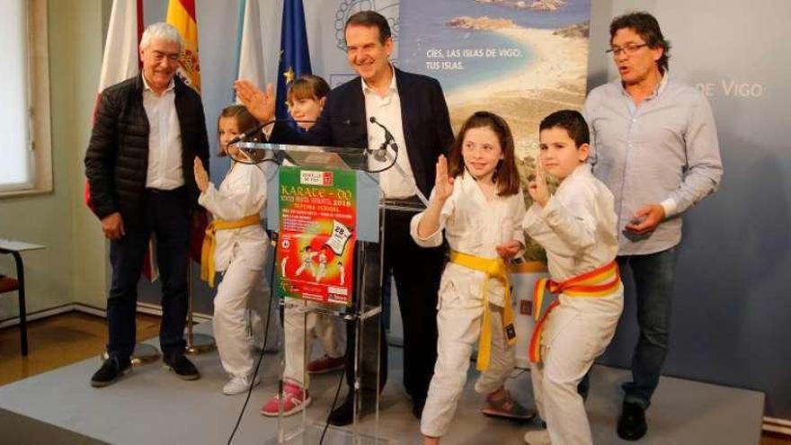 Los alumnos del Shotokan, con Fernández y Cabellero. // Alba Villar