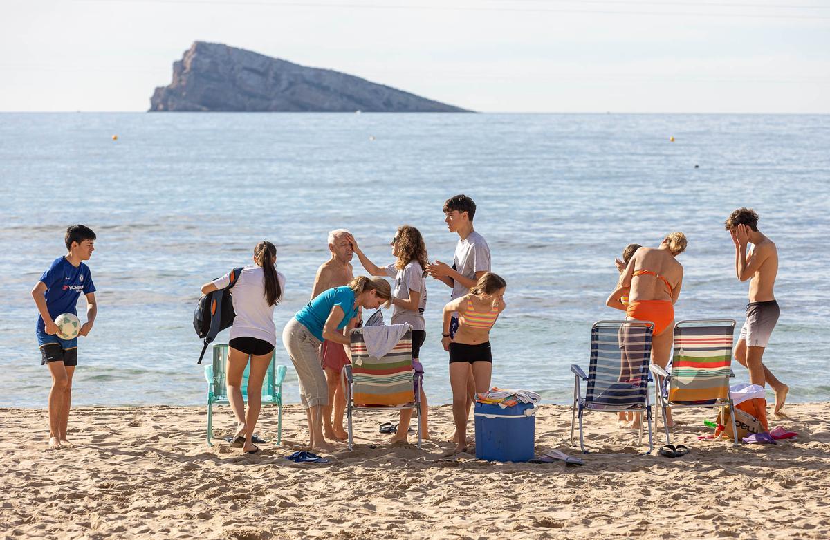numerosos turistas disfrutan de un soleado Día de la Constitución en Benidorm