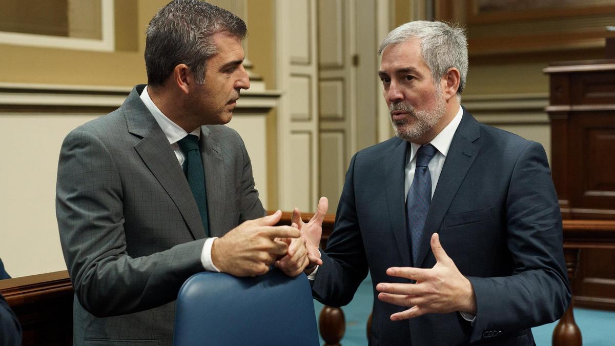 Manuel Domínguez y Fernando Clavijo en el Parlamento.