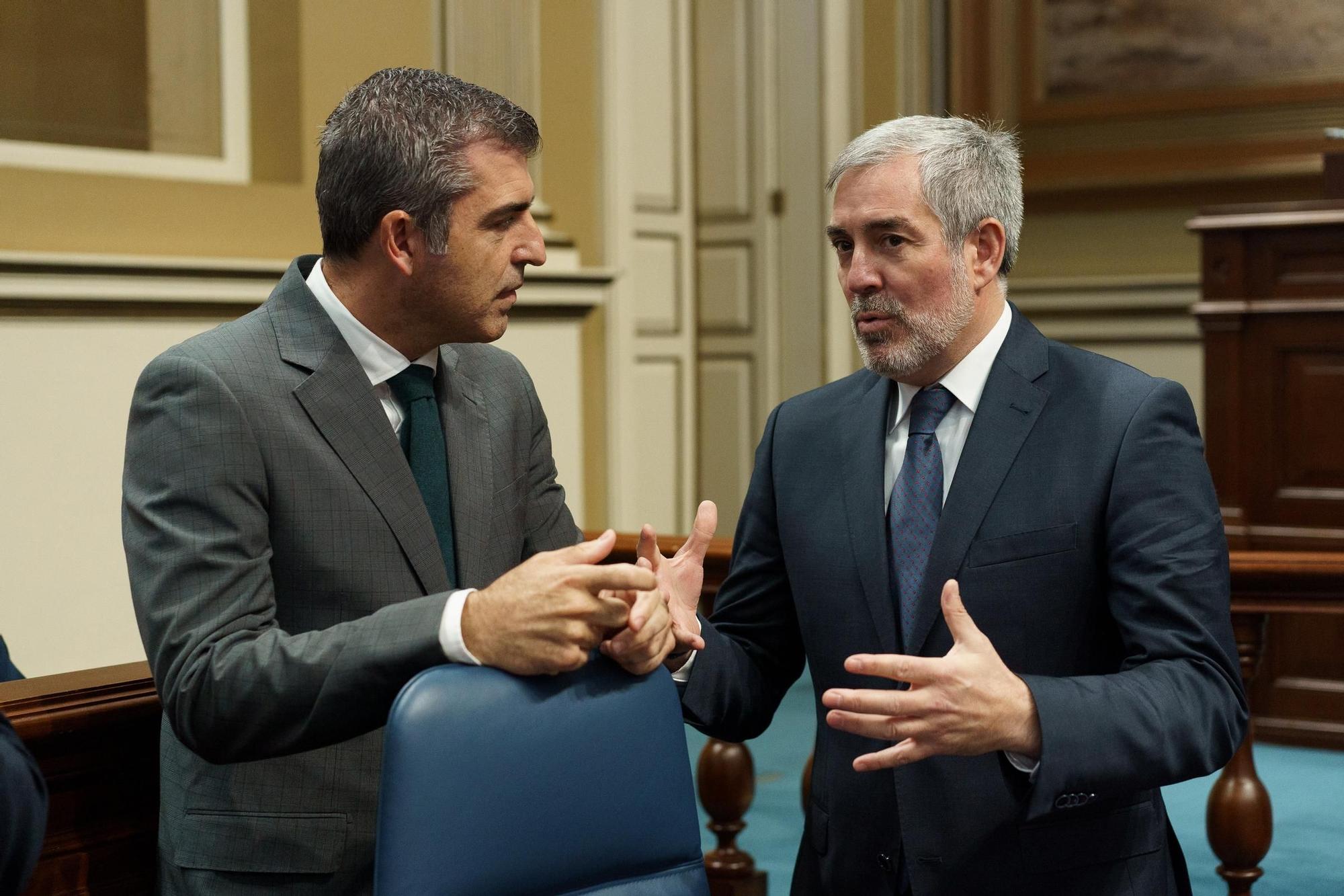 Manuel Domínguez y Fernando Clavijo en el Parlamento.