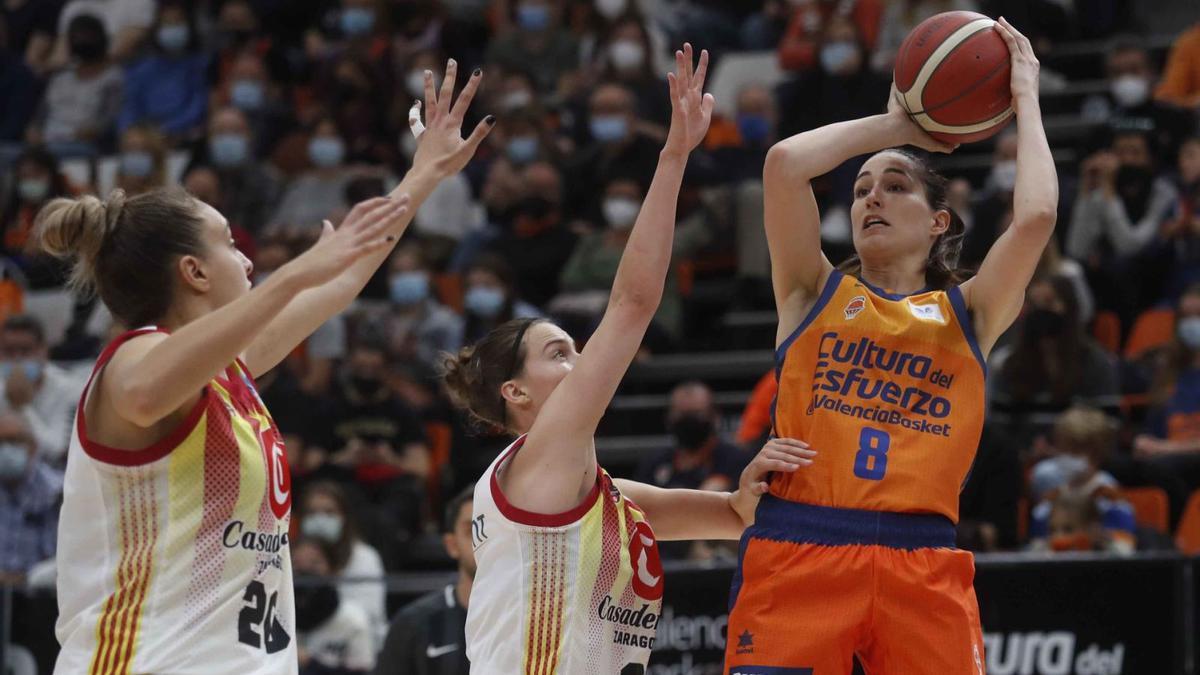 Rebeca Allen lanza a canasta durante un partido del Valencia Basket de esta temporada.  | J.M. LÓPEZ