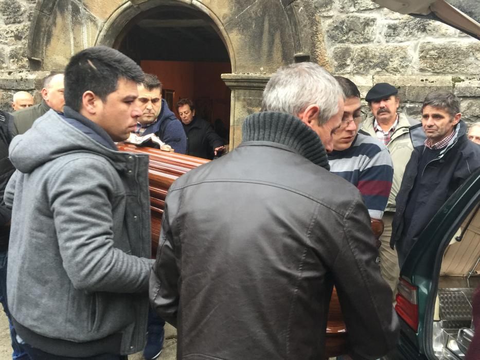 Amieva despide entre lloros al ganadero Rubén Álvarez.