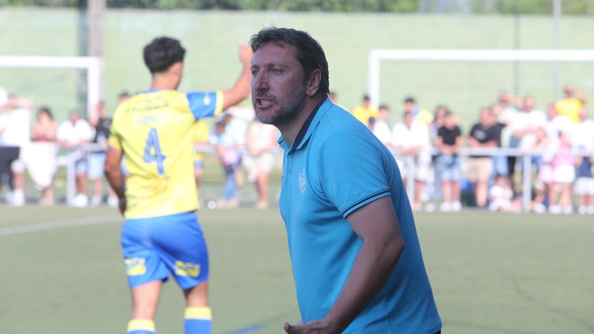Rafa Villaverde da instrucciones a sus jugadores durante su último partido al frente del Beluso, este domingo ante el Juventud Cambados en la final por el ascenso a Tercera.