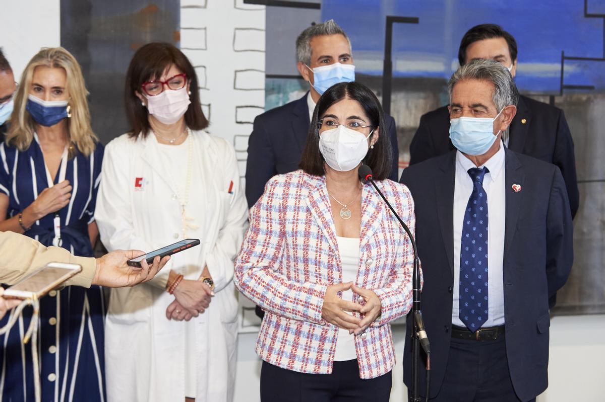 La ministra de Sanidad, Carolina Darias, y el presidente de Cantabria, Miguel Ángel Revilla.