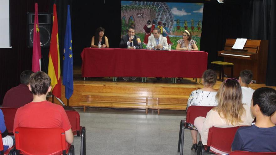 El alcalde Joaquín Buendía participó en el acto de inicio de curso del instituto.