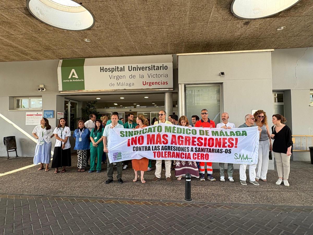 Concentración en el Hospital Clínico de Málaga contra las agresiones