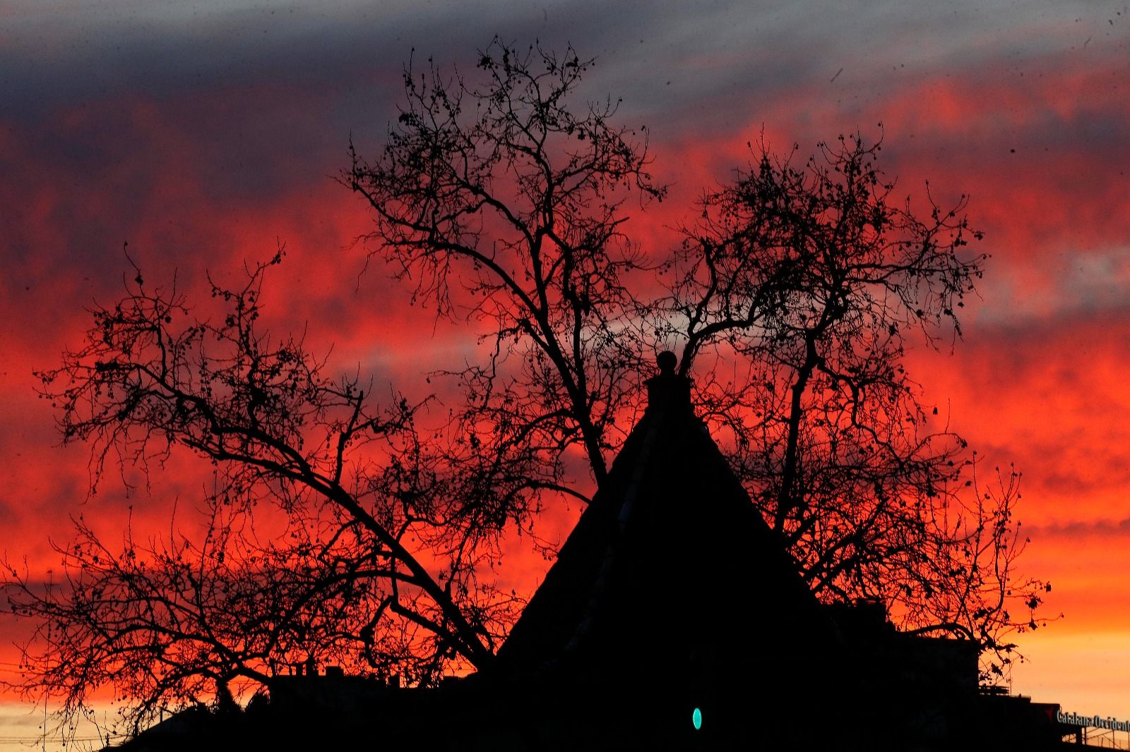 El cielo de València se tiñe de rojo, regalando un atardecer de ensueño