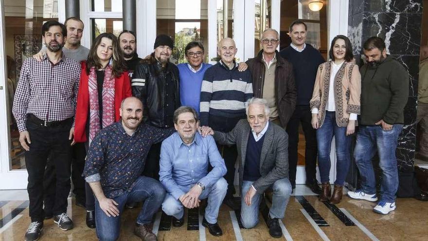 Parte del equipo de &quot;El Rector&quot;, con el autor y el presidente de la Fundación de Cultura, ayer en el Campoamor. De izquierda a derecha, Juan Mortera, David González, Cristina Alonso, Rubén Álvarez, Alberto Rionda, Roberto Sánchez Ramos, Etelvino Vázquez, Luis Antonio Suárez, Carlos Lorenzo, Cristina Lorenzo, Sandro Cordero; agachados, Carlos Mesa, Ángel Sánchez y Pedro de Silva.