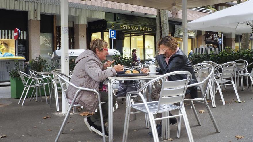 Dues dones en una terrassa de bar. La imatge es podrà repetir a partir de dilluns vinent