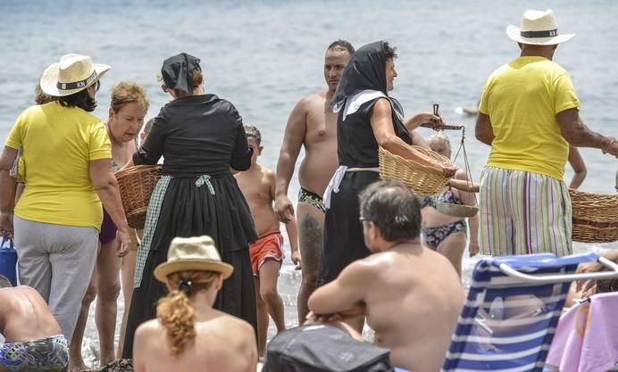 20/08/2017 MELENARA, TELDE.  Varada del Pescado en Melenara. Un grupo de señoras ataviadas de pescadoras representaron la venta tradicional del pescado por la playa de Melenara. FOTO: J. PÉREZ CURBELO