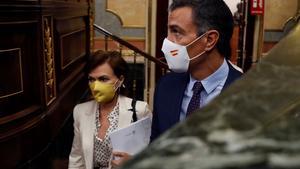 El presidente del Gobierno, Pedro Sánchez, y la vicepresidenta primera, Carmen Calvo, este 9 de septiembre en el Congreso, antes de la sesión de control al Ejecutivo.