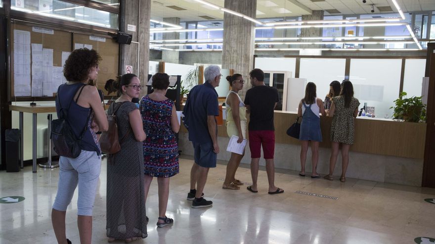 Educación deja sin nómina a miles de interinos el primer mes del curso