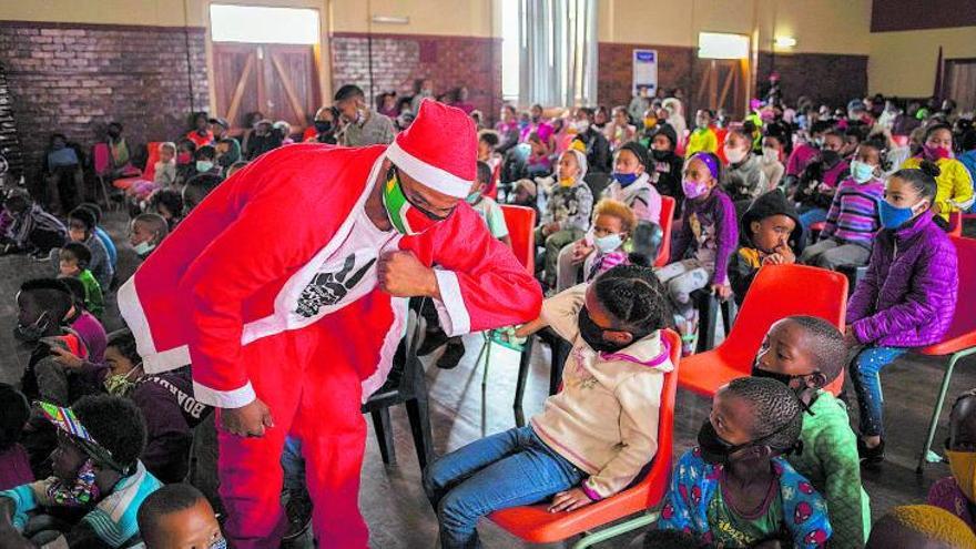 Papá Noel visita una escuela de Sudáfrica.   | // EFE