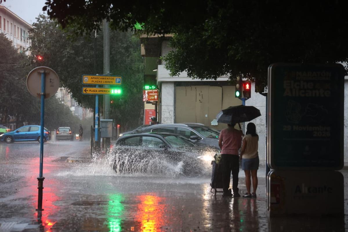 Imágenes de la lluvia en el barrio alicantino de Altozano.