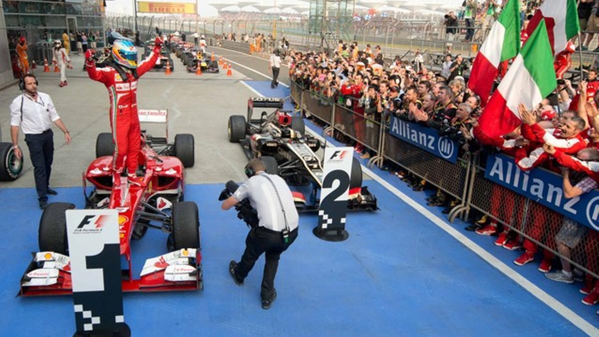 Alonso celebra sobre su Ferrari su victoria en China