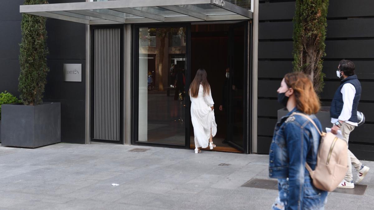 Entrada del Hotel The Barcelona Edition, en la avenida de Francesc Cambó, que ha reabierto esta semana.