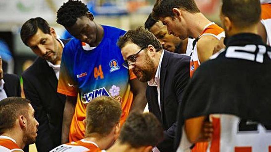 Sergio García da instrucciones a sus jugadores en el partido contra el Melilla.