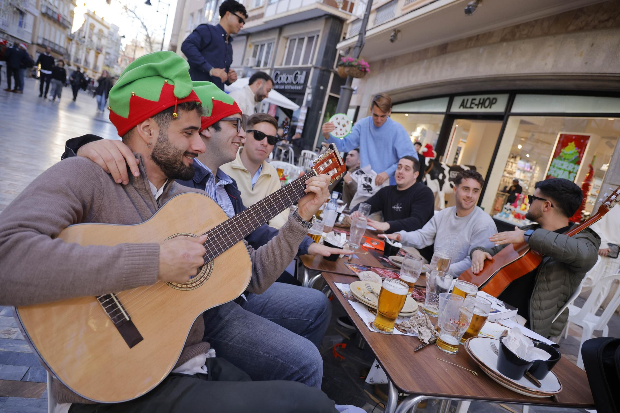 Las calles de Cartagena vibran con el 'tardeo' de Nochebuena