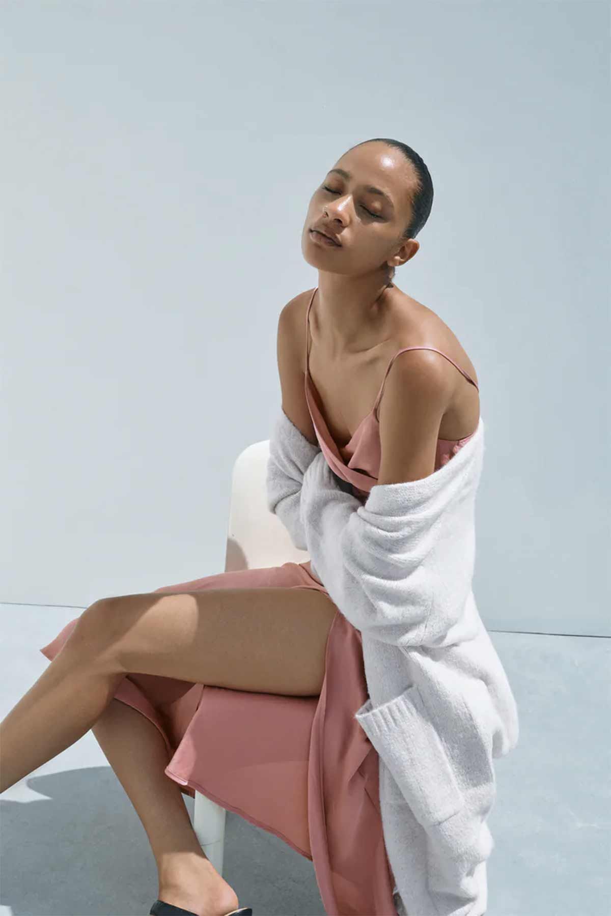 Vestido lencero de Zara en tono rosa y con botones