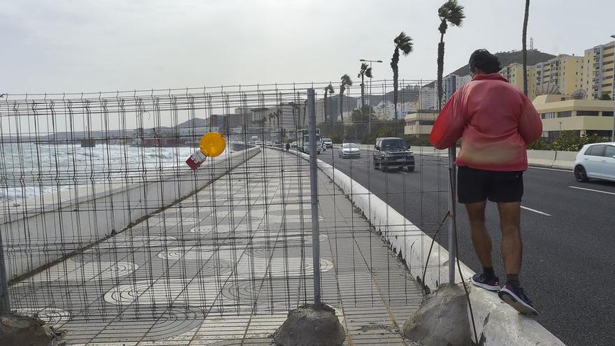 CC denuncia la &quot;falta de voluntad&quot; para arreglar el socavón de la Avenida Marítima