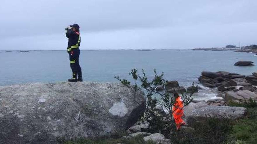 Búsqueda del marinero desaparecido desde tierra, en O Grove. / Muñiz