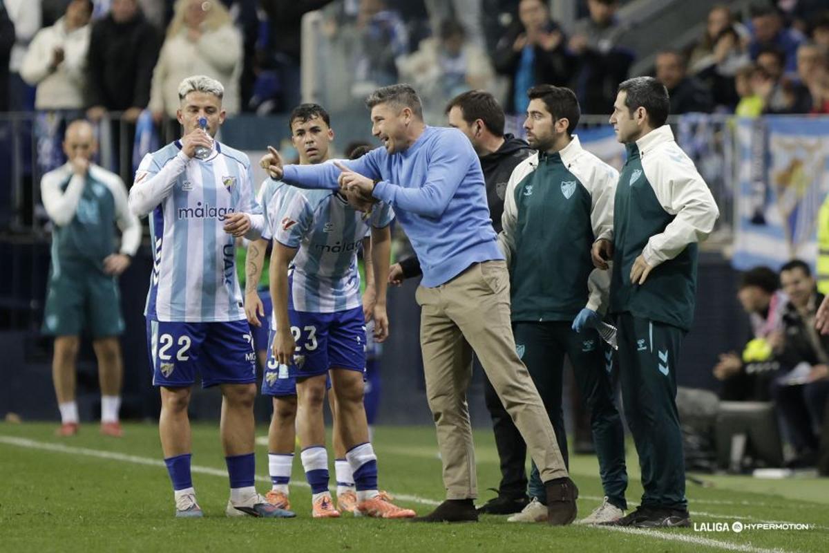 Funes da indicaciones a algunos de sus jugadores en La Rosaleda.