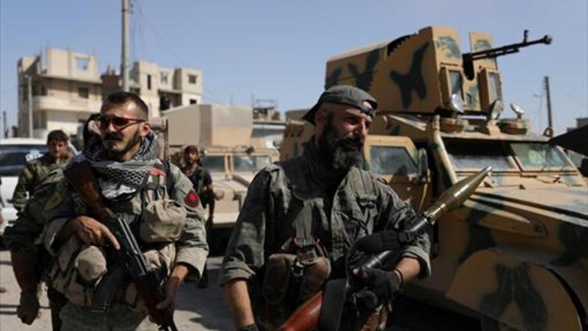 Dos miembros de las Fuerzas Democráticas de Siria (SDF), en la ciudad de Raqqa, el domingo.