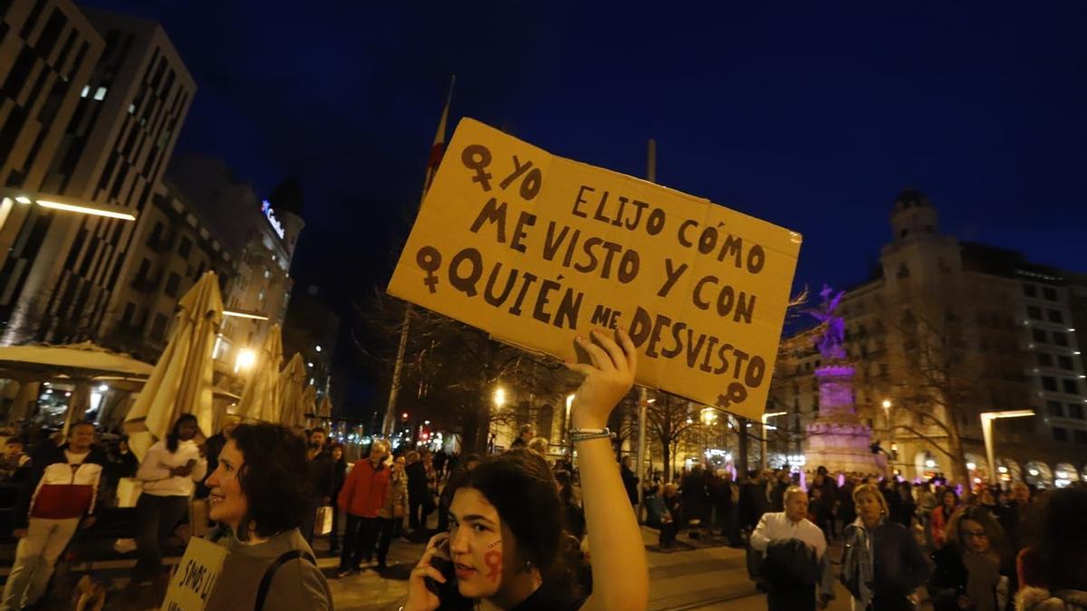Una joven con un cartel de protesa en la manifestación del 8M en Zaragoza, este miércoles.