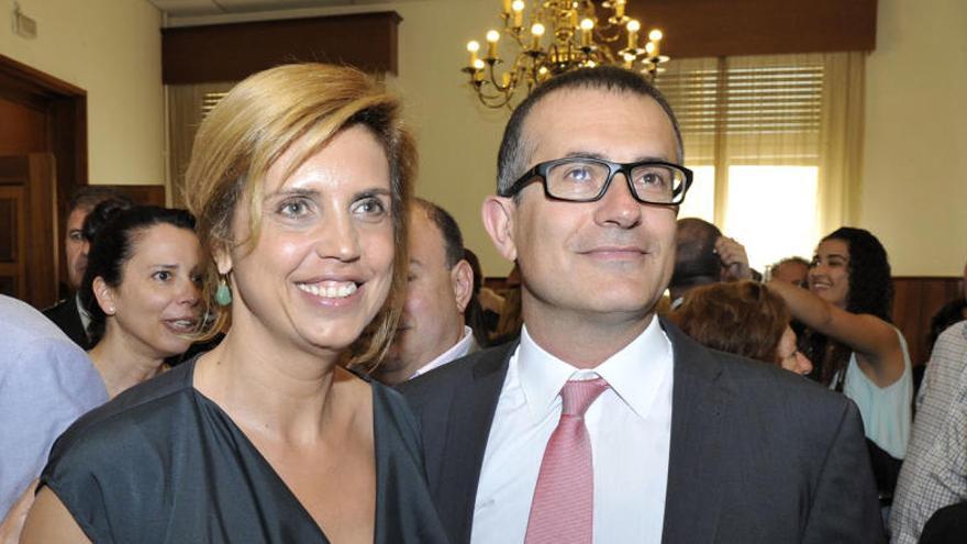 Els pactes sociovergents dels ajuntaments gironins en imatges. Pere Casellas (PSC) amb Marta Felip (CDC).