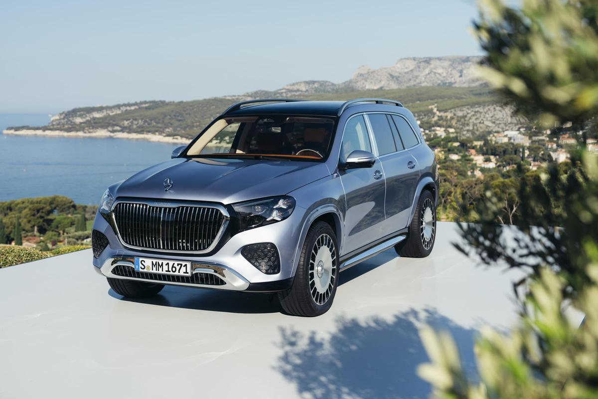 El Mercedes-Maybach GLS 680 monta una evolución del V8 biturbo electrificado con sistema mild hybrid de 48 voltios. Entrega 603 CV, añade un impulso eléctrico de 17 kW y alcanza 850 Nm de par