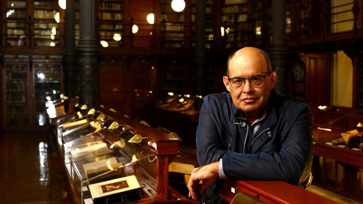 Carlos Urzainqui, en la biblioteca del Paraninfo de la Universidad de Zaragoza