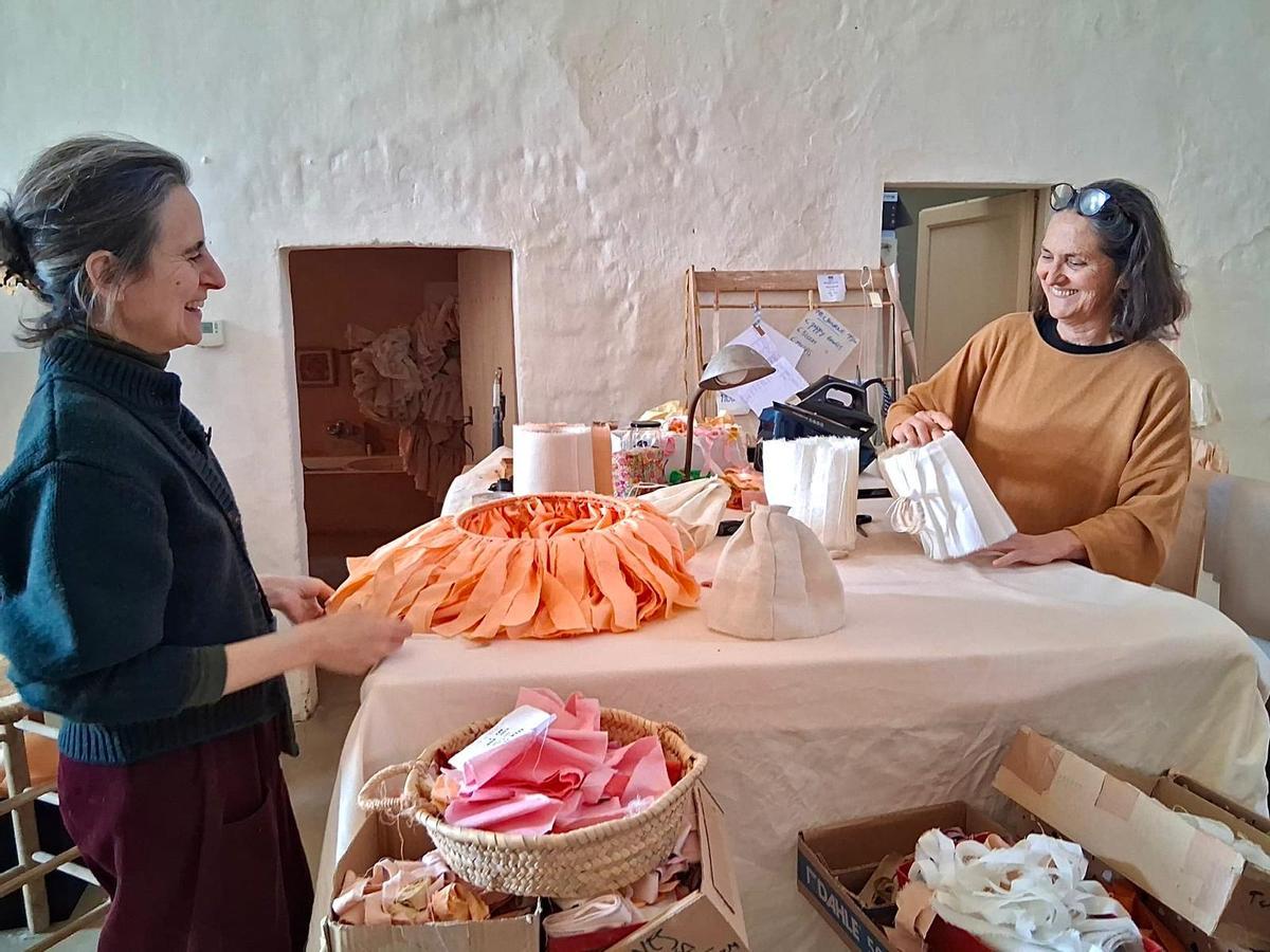 Catalina Alós i Ana Casas treballant en el procés artesanal de les làmpades, des de Vilamacolum