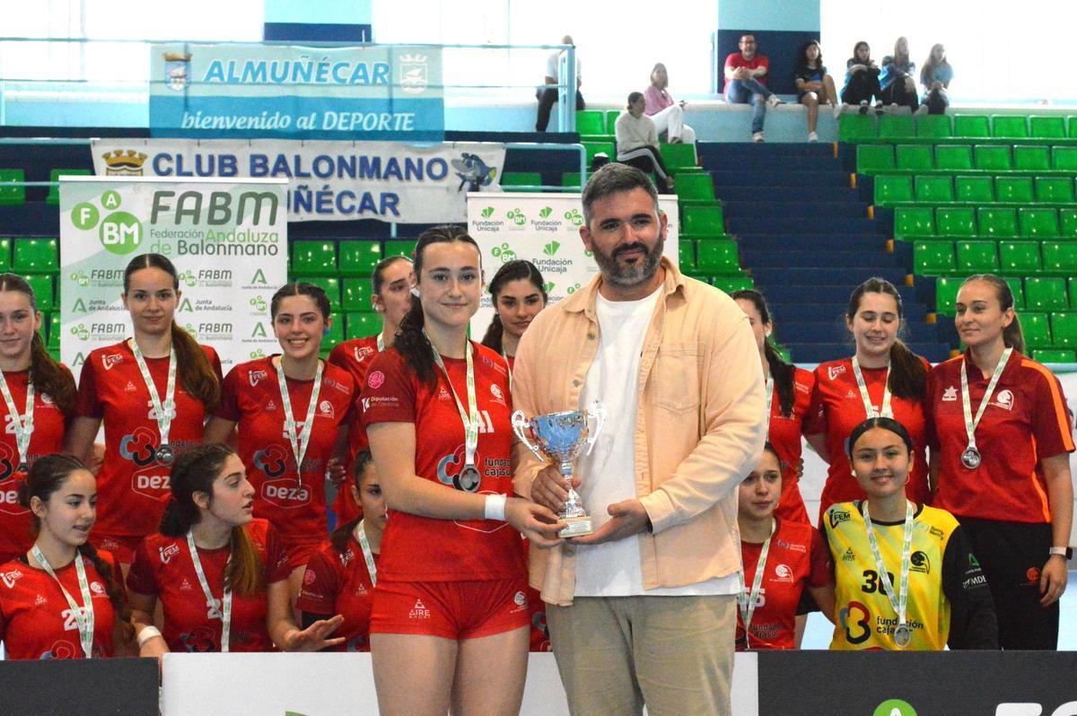 El conjunto cordobés recibe el trofeo como subcampeón andaluz.