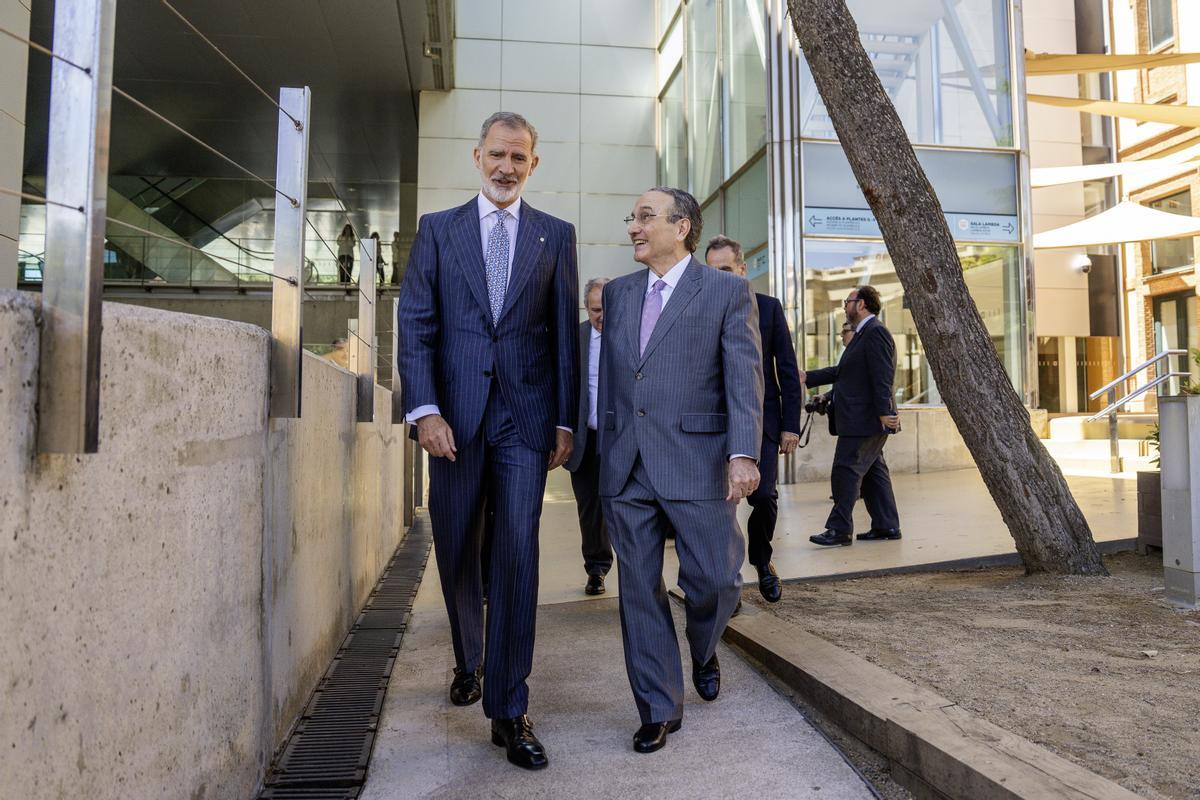 El Rey Felipe VI junto a Javier Moll, presidente de Prensa Ibérica a su llegada al Foro Económico y Social del Mediterraneo. El Rey Felipe VI junto a Javier Moll, presidente de Prensa Ibérica a su llegada al Foro Económico y Social del Mediterraneo.