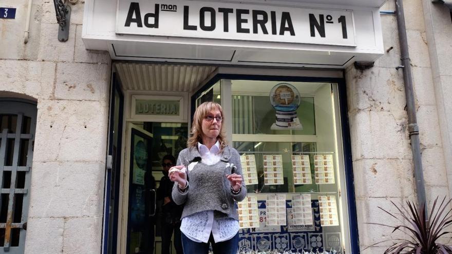 Dolors Romans a la porta de l&#039;administració.