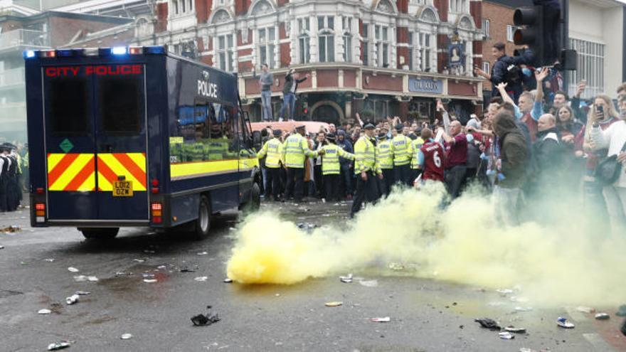 Violento ataque contra el autobús del Manchester por parte de los aficionados del West Ham