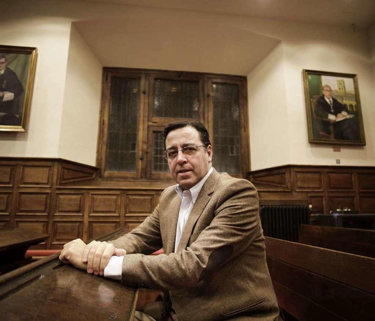 Venancio Martínez Suárez, ayer, antes de su charla en el Aula Magna de la Universidad de Oviedo.