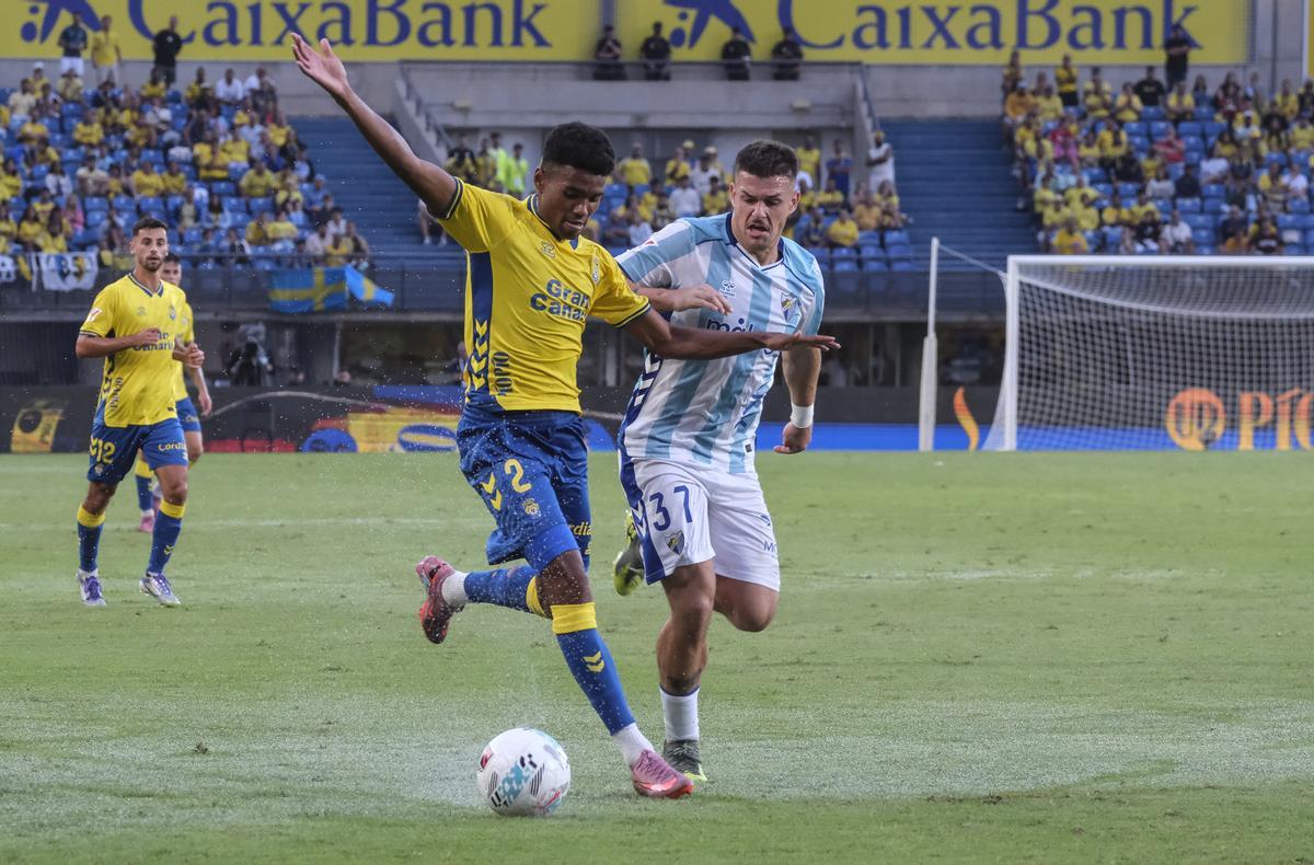 Marvin y Chupe pelean un balón en el Estadio de Gran Canaria
