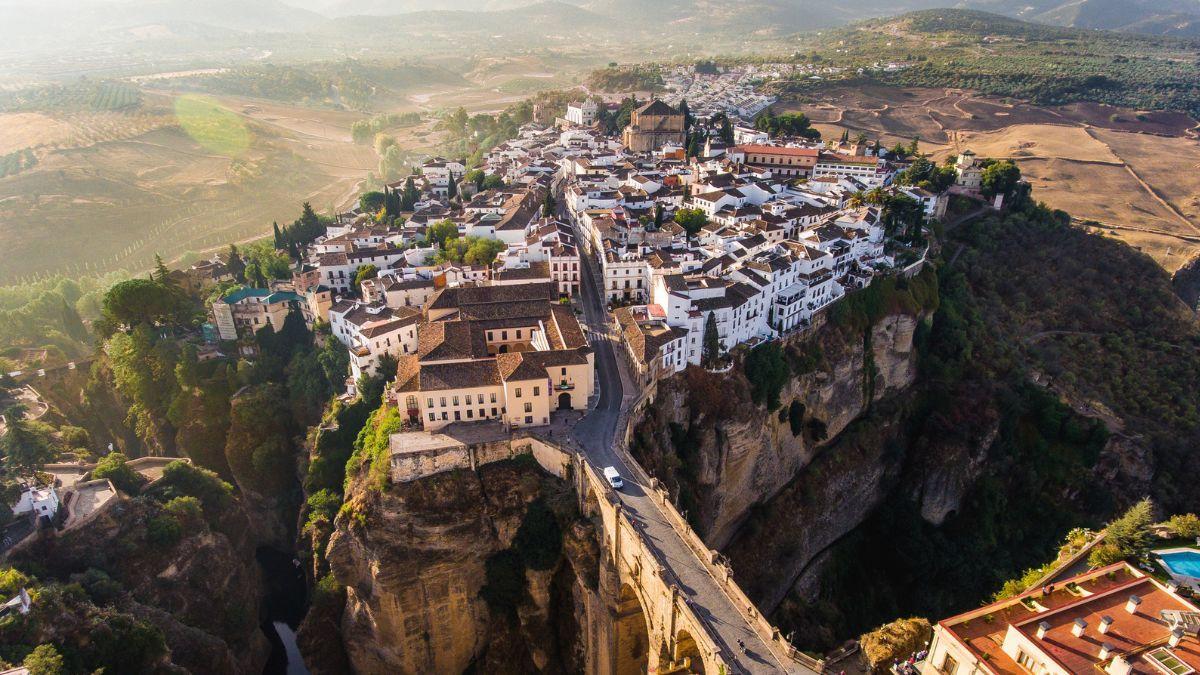 El pueblo colgante más espectacular de España está construido sobre una caída de 100 metros