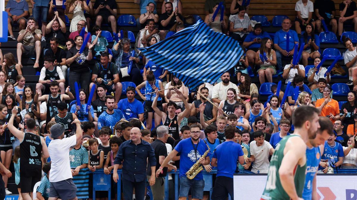 La afición del Class lleva en volandas a su equipo durante la final del ascenso ante Caja 87.