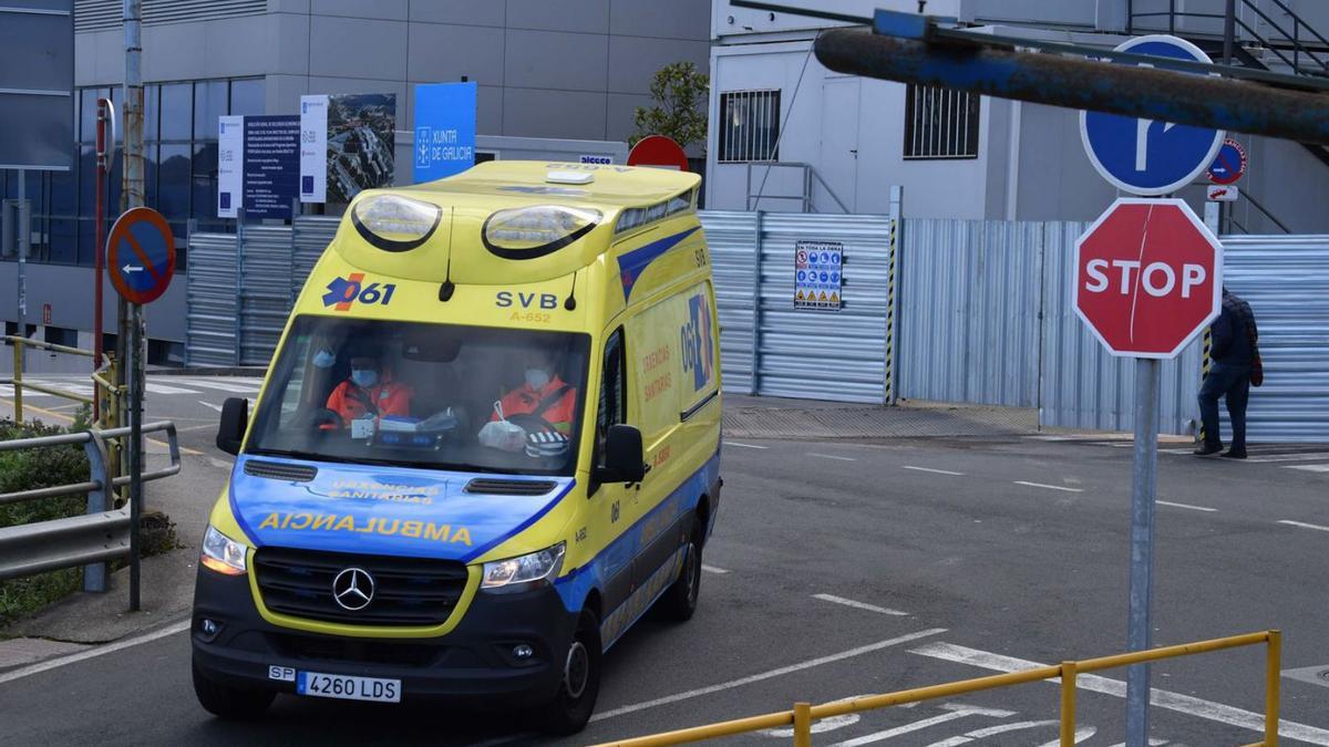 Una ambulancia en las inmediaciones del Hospital Universitario de A Coruña. |   // VÍCTOR ECHAVE