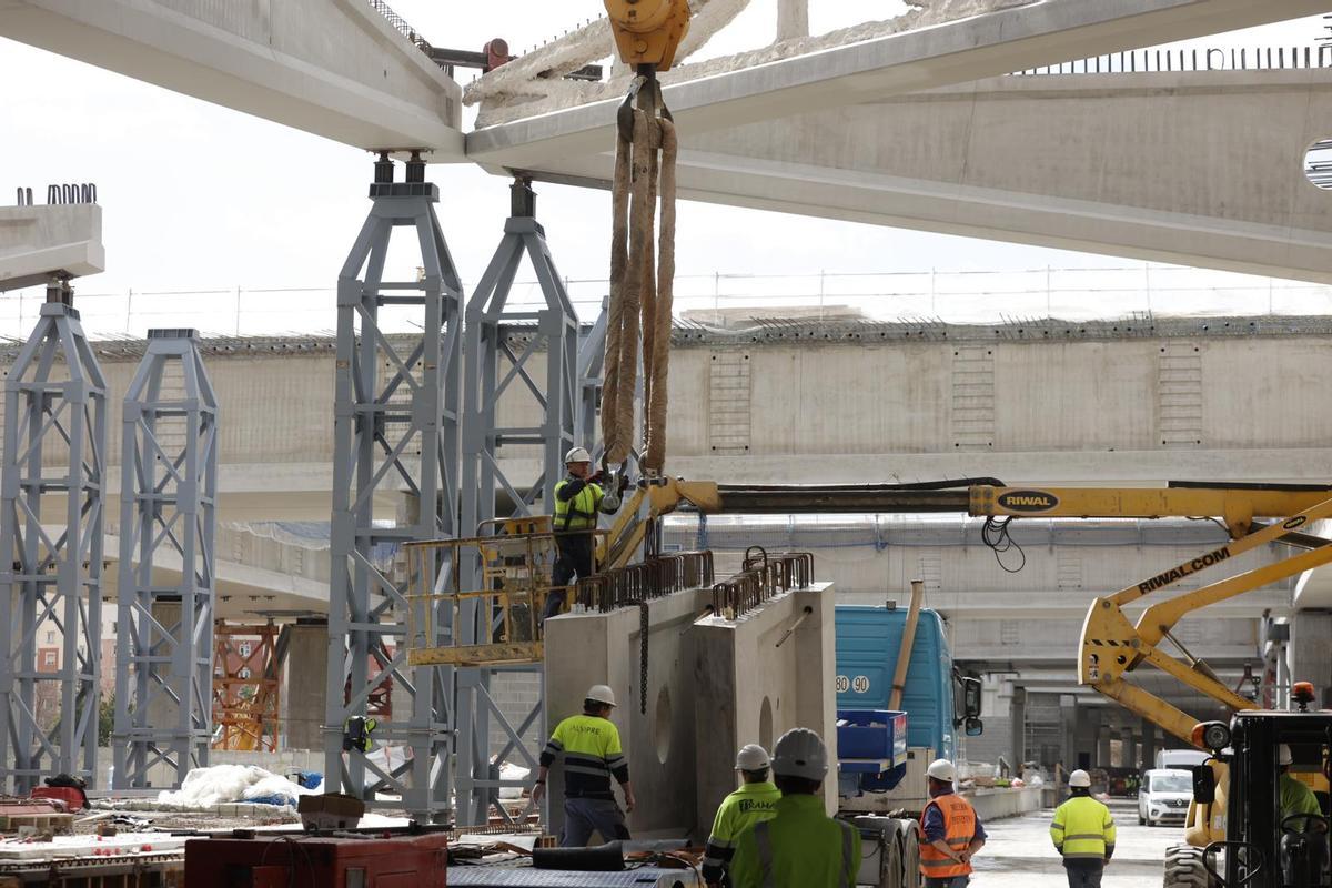 Techo piramidal en la estación. Esta estructura, habrá ocho en total, genera un lucernario de 36m2