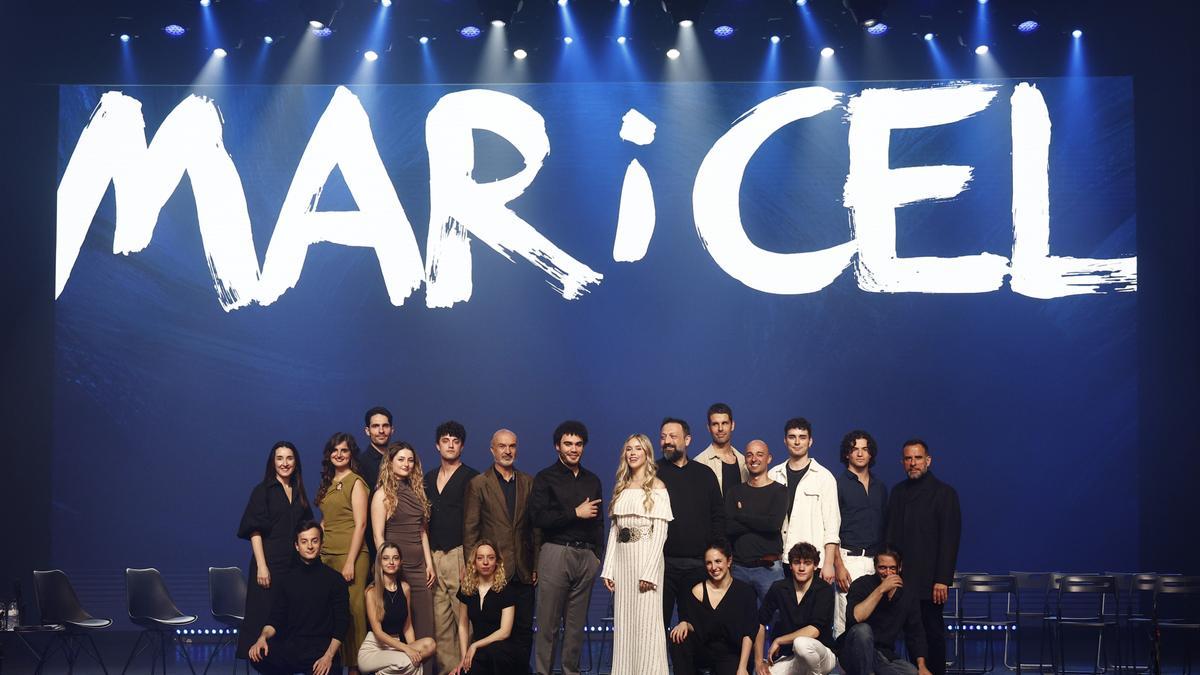 Foto de familia del reparto, con Alexia Pascual (c-d) y Jordi Garreta (c-i) en los papeles principales, de la renovada obra musical 'Mar i Cel', uno de los mayores éxitos de Dagoll Dagom.