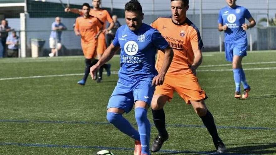 Saúl protege el balón ante un jugador del Pontellas. // Muñiz