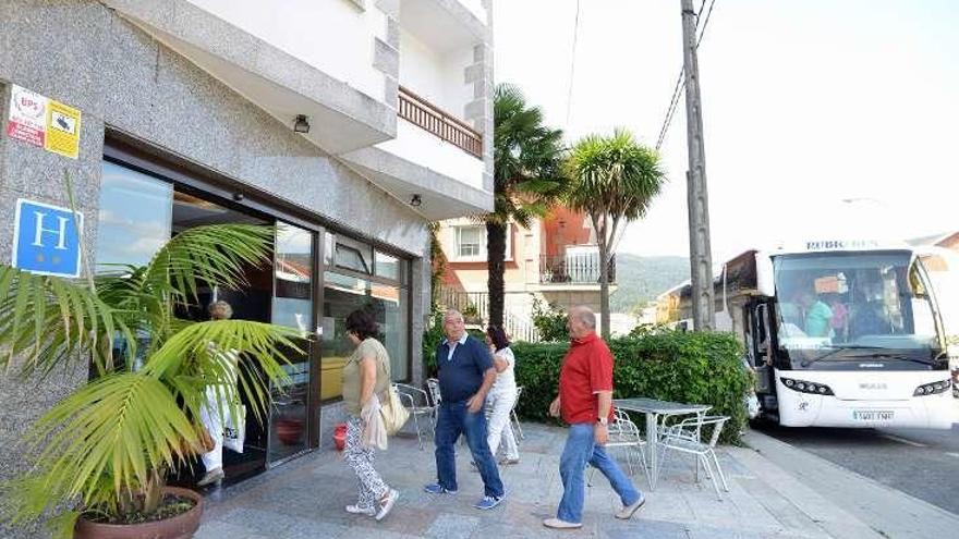 Llegada de turistas a un hotel en San Xoán. // Gustavo Santos